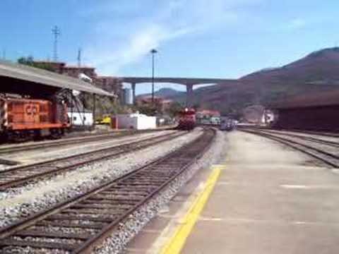 CP1940 com comboio VIP