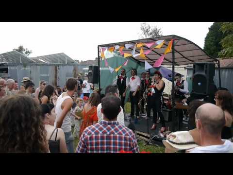 Download Abbie Cardwell And Her Leading Men Bom Bom Bom Mp3 dan Mp4 2018