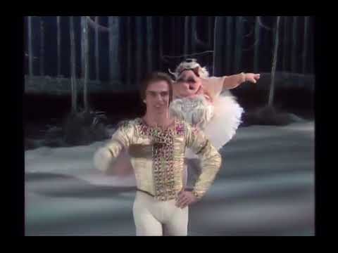 The Muppet Show - 213: Rudolf Nureyev - “Swine Lake” (1978)
