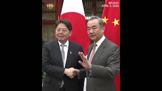 Download lagu China's top diplomat Wang Yi welcomes Japan FM Hayashi in Beijing mp3