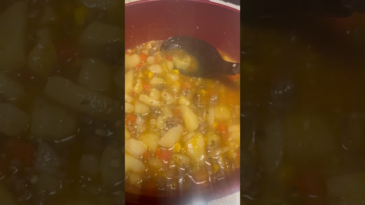 Sopa deliciosa 😋😋com batata 🥔 cenoura 🥕 e carne moída 🥰🙏😋 com gostinho de infância 🥰❤️