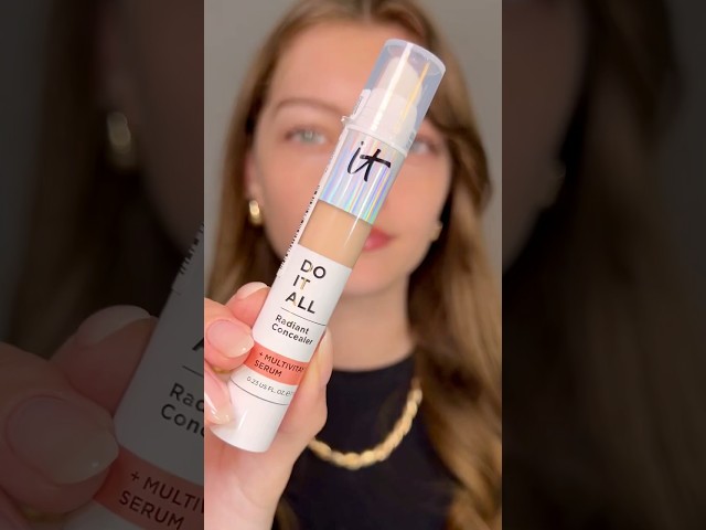 Vídeo relacionado con IT Cosmetics, Do It All Radiant Concealer, Corrige, Ilumina y Rellena la Piel, Larga Duración, Antiojeras, Tez Luminosa, Formulado con Sérum Multivitaminas, 7 ml, Tono: Fair Warm 120