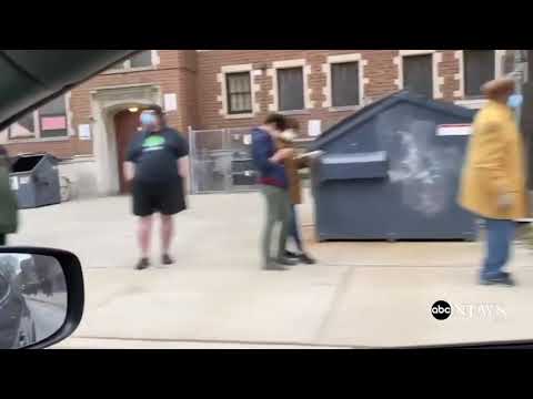 威斯康星州投票站外排起長隊 (Long lines form outside Wisconsin polling station)