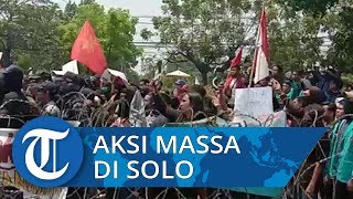 Demo Mahasiswa di Solo, Massa Tutupi Baliho Foto Anggota Dewan dengan Spanduk