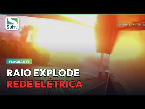 Vídeo mostra momento em que raio "explode" rede elétrica e assusta moradores em SC #Shorts