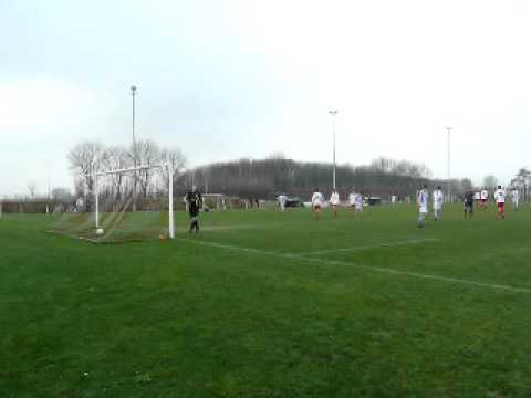 Oscar Buschman benut strafschop tegen Zwartewaal A1