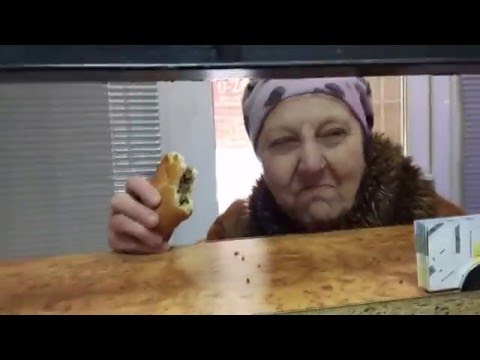 Пьяная бабка в ломбарде ищет мужика