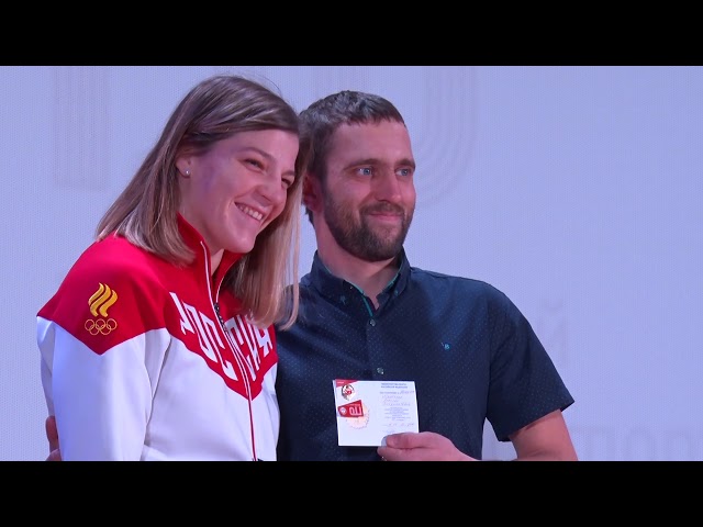 Чемпионка России вручила значки ГТО ангарчанам