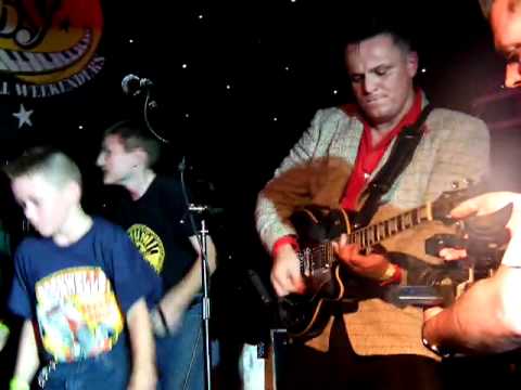 Hemsby 45 SLIM SLIP & THE SLIDERS kids bopping GO WILD finale