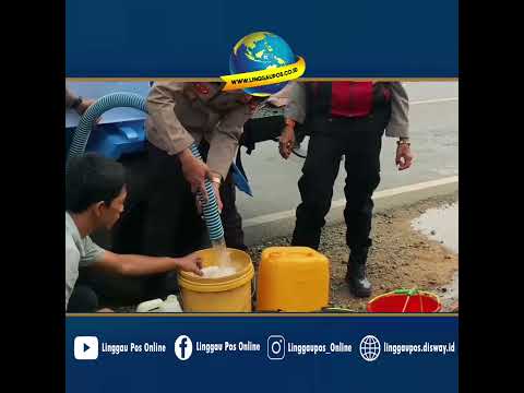 Warga Desa Suro Saat Dapat Air Bersih dari Polres Musi Rawas