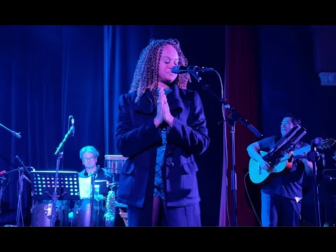 Just The Way You Are (Billy Joel) - Lois Mahalia (Live at the Alcazar Theatre)
