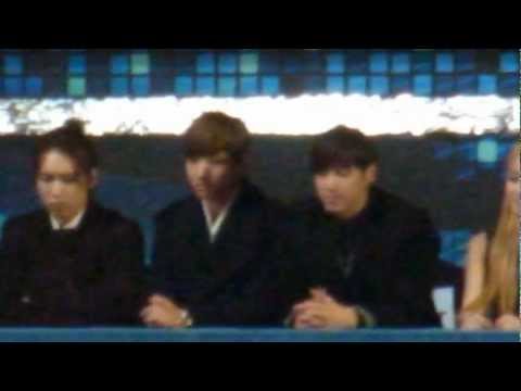 121229 TVXQ watching f(x) performance @ SBS Gayo