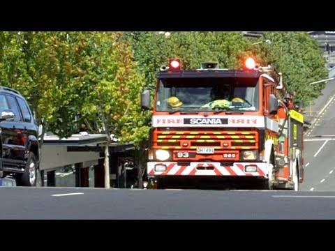 Screaming Siren, Fire Engine Responding into Auckland City, 11 Mar 2010