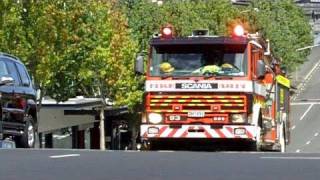 preview picture of video 'Screaming Siren, Fire Engine Responding into Auckland City, 11 Mar 2010'