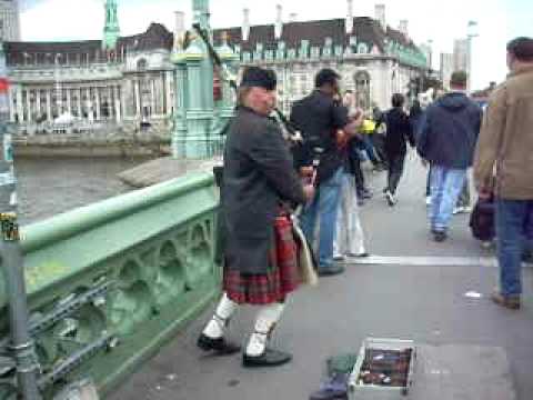 Szkot Gra na kobzie w Londynie - to są DUDY nie Kobza - Kobza to instrument strunowy :)