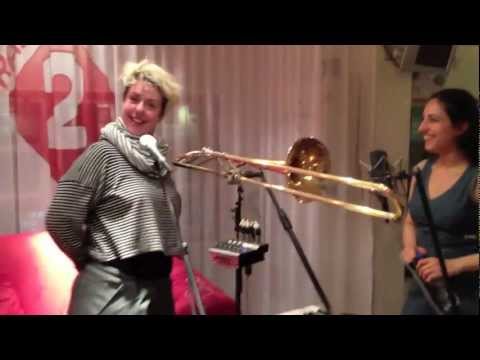 Miranda leert trombone spelen
