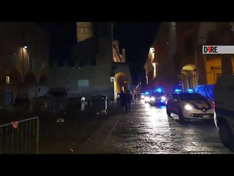 Bologna - La Polizia sgombera piazza Verdi (21.04.21)