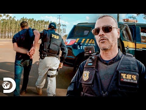 Motorista tenta escapar de policiais armados | Operação Fronteira: América do Sul | Discovery Brasil