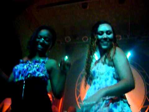 Renata e Évini sambando em cima do palco! London 30-09-2011