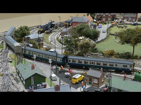 Bachmann Class 411 EMU slow run : 4k Widescreen