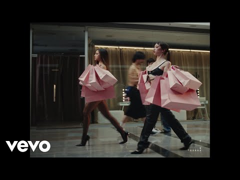 Emilia, Six Sex - pasarella