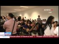 Keluarga Penumpang QZ 8501 Menunggu Dengan Gelisah di Bandara Juanda Keluarga Penumpang QZ 8501 Menunggu Dengan Gelisah di Bandara Juanda