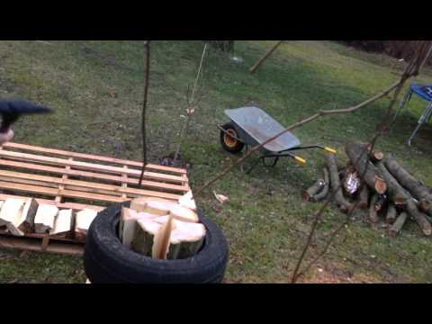 Holz spalten mit Fiskars X37 und Autoreifen / Wood splitting with car tires