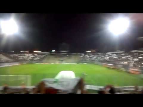 "Colo Colo vs At. Mineiro, salida del Cacike 11-3-2016." Barra: Garra Blanca &bull; Club: Colo-Colo