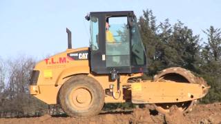 preview picture of video 'Cat CS-433E Padfoot Roller Compacting Sticky Clay'