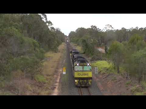 QUBEs QL002 and QL009 Lead 5BW7 Southbound on a steel train through Pub Lane with a horn show 8/9/22