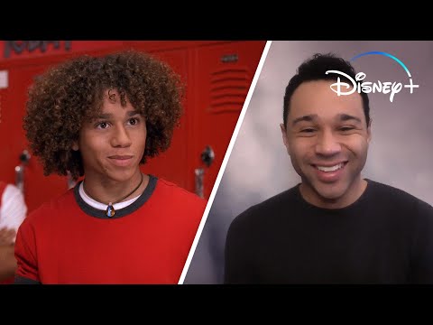 科爾賓-布魯回答了《高中音樂劇》15週年紀念日的15個快速問題 - 迪士尼+。 (Corbin Bleu Answers 15 Rapid-Fire Questions for High School Musical's 15th Anniversary | Disney+)