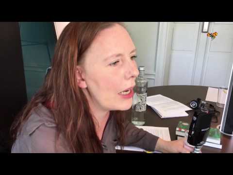 Martina Montelius lär Meg Rosoff svenska