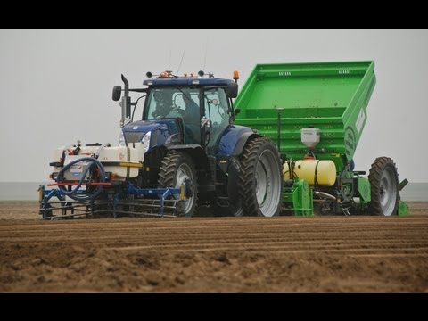New Holland T7070 Blue Power + Miedema Structural 4000 planting potatoes - Loonbedrijf Breure