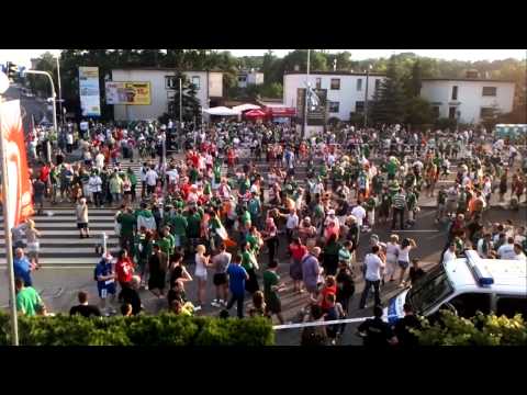 Irlandczycy w Poznaniu śpiewają polskiemu chłopcu - kibicowi :-)