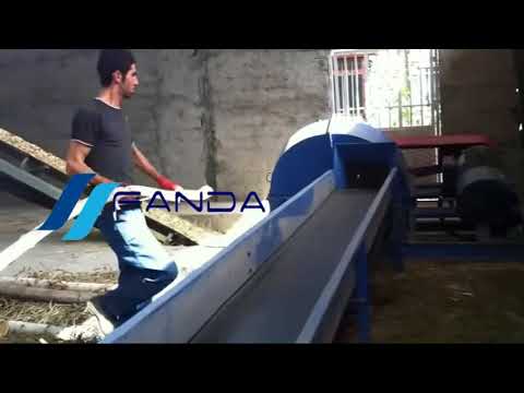 Disc wood chipper with conveyor