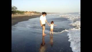preview picture of video 'Gaby entrando al mar, semana santa 2010 tupilapa'