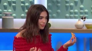 Dua Lipa u mëson gazetareve të huaj disa fjalë shqipë(VIDEO)