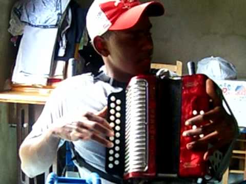 Junior Santana tocando accordion "Un Problema se Aproxima"