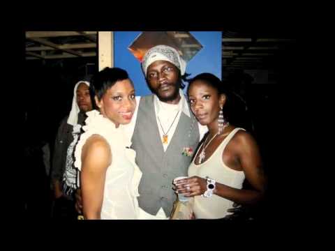 Baddiz ft Lutan Fyah - she don't know me.m4v