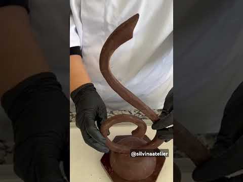 Escultura de chocolate. Armado básico.  100% chocolate real. @silvinaatelier