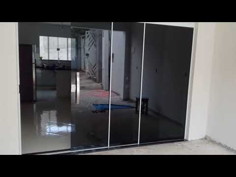 Porta retrátil 3 folhas com vidro fumê e puxador de inox.