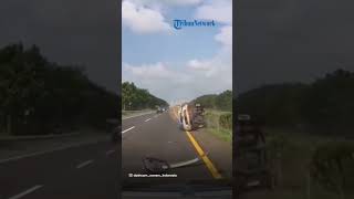 Viral Sebuah Mobil Toyota Rush Kabur setelah Tabrak Mobil Lain hingga Terguling di Tol Cipali
