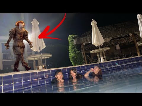 PULAMOS NA PISCINA PARA FUGIR DO IT A COISA!