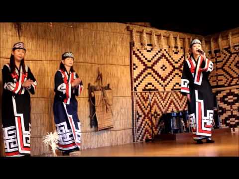 インバブラ火山 (左) とカヤンベ火山 (右) があるクイコチャ カルデラ。