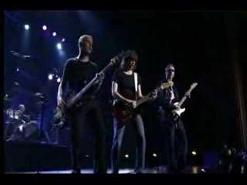 THE PRETENDERS - IN THE MIDDLE OF THE ROAD (LIVE @ LA)