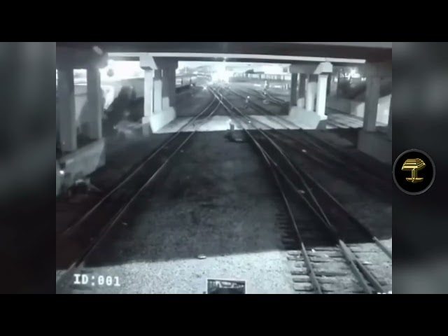 Un automóvil sale 'volando' de un puente para escapar de la Policía