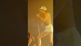 Download lagu NOW LIVE! Watch Queen - Another One Bites The Dust, Live at the Montreal Forum, 1981! #queen #shorts mp3
