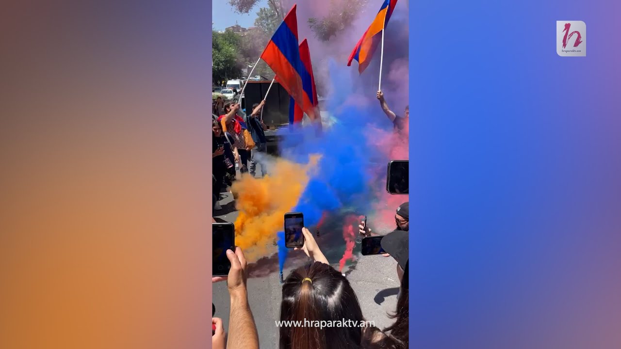 «Եռագույնը կհաղթի սև ու սպիտակին»․ եռագույն ծուխ՝ ՄԻՊ գրասենյակի դիմաց