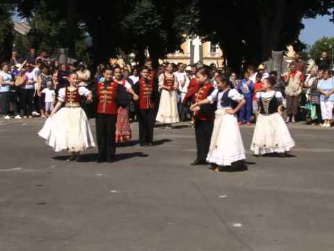 A Mini-Maxi tánccsoport fellépése Máramarosszigeten az Oktatási ajánlatok vásárán 2013 június 13-án