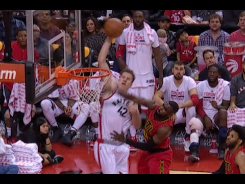 Jakob Poeltl HUGE Poster Dunk On The Fast Break Against Hawks! | 12.03.16.